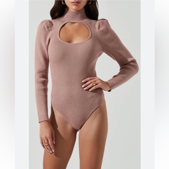 NEW ASTR the Label - Ribbed Thong Bodysuit w/ Cutout & Long Sleeves Size Small - Picture 2 of 7